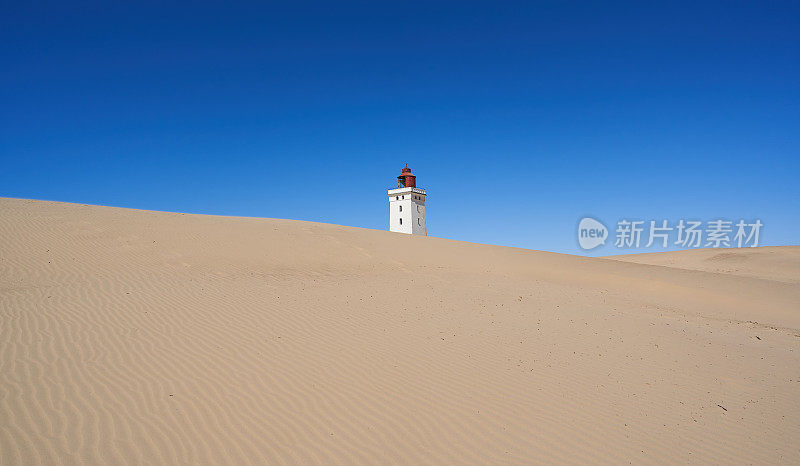 沙丘上的Rubjerg Knude灯塔的低角度视图